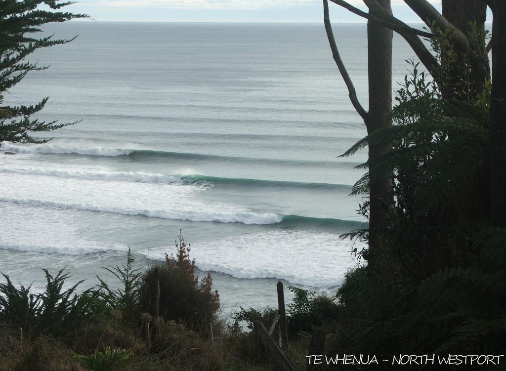 Bazil'S Backpackers Bbh Hostel & Surf School Westport Exterior foto